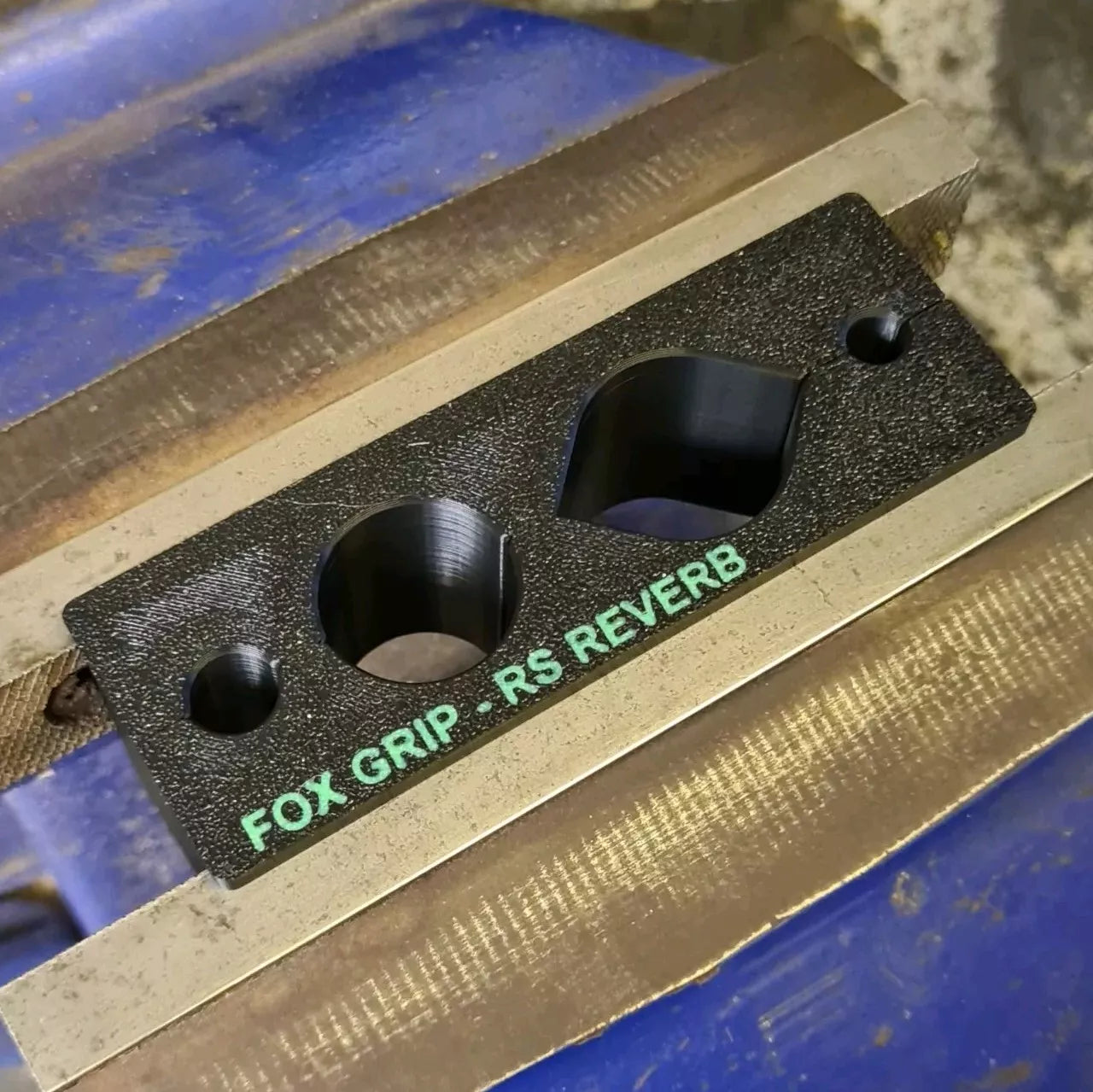 Vice blocks used to grip suspension shafts of specific sizes 